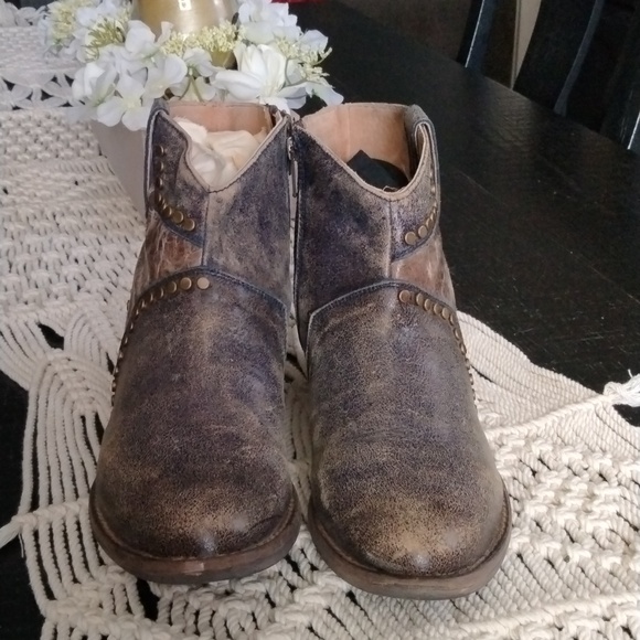 CIRCLE G COWGIRL ANKLE BOOTS - Picture 2 of 8